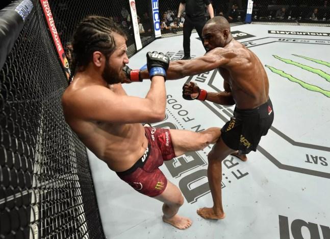 Kamaru Usman dominou Jorge Masvidal na primeira luta entre os dois, no UFC 251 — Foto: Getty Images