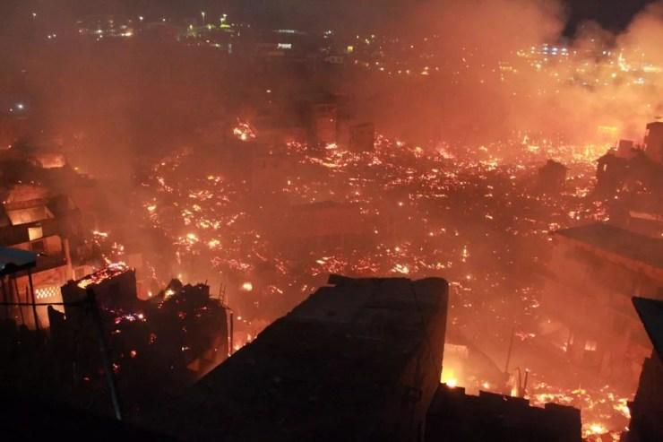 Cerca de 600 casas foram atingidas pelo incêndio. — Foto: Rickardo Marques/ G1 AM