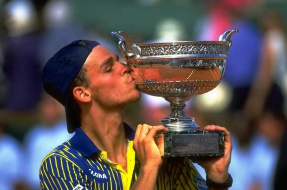 Desconhecido no Brasil e no mundo, Guga conquistou Roland Garros pela primeira vez em 1997 — Foto: Gary M. Prior/Getty Images