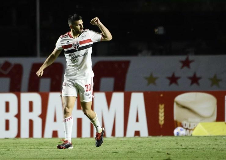 Calleri comemora gol pelo São Paulo — Foto: Marcos Ribolli