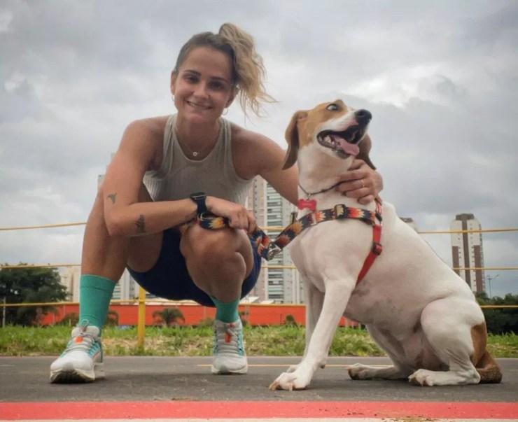 Jackeline e a cadela Mirra durante passeio — Foto: Arquivo pessoal