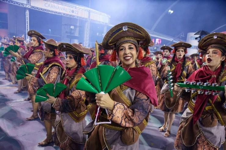 Bateria da Mancha Verde durante desfile no Carnaval 2022 — Foto: Marcelo Brandt/g1