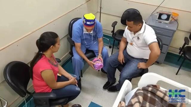 Médico explica cirurgia aos pais das siamesas unidas pela cabeça em Ribeirão Preto — Foto: Hospital das Clínicas FMRP-USP/Divulgação