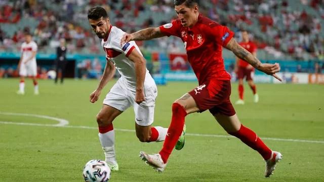Zuber cruza para o terceiro gol da Suíça sobre a Turquia