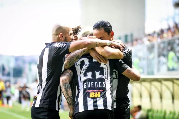 Róger Guedes abraçado por Fábio Santos e Ricardo Oliveira no Atlético-MG — Foto: Bruno Cantini