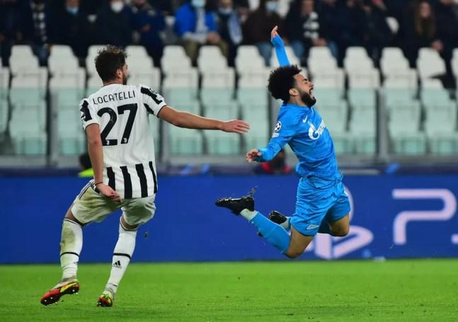 Claudinho sofre falta de Locatelli em Juventus x Zenit — Foto: REUTERS/Massimo Pinca