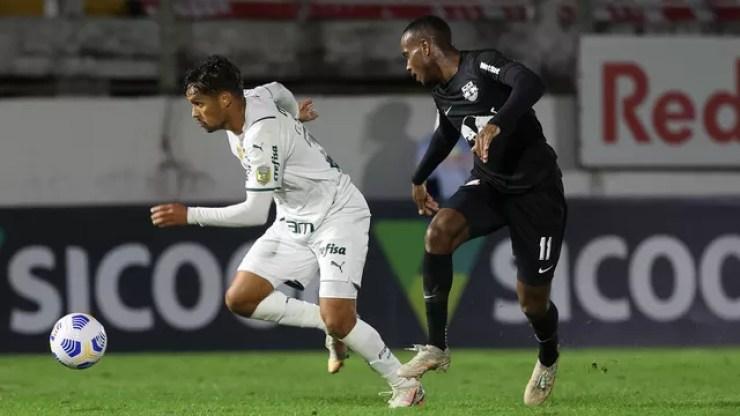 Gustavo Scarpa e Helinho durante a partida entre Bragantino e Palmeiras