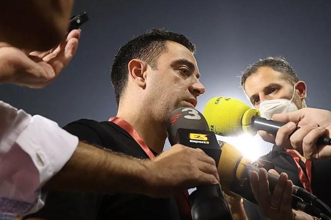 Xavi cercado por jornalistas na última quarta: técnico tem acordo com o Barcelona — Foto: AFP