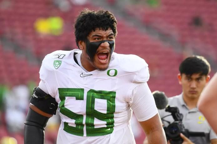 Penei Sewell jogou com Justin Herbert no college — Foto: Brian Rothmuller/Icon Sportswire via Getty Images