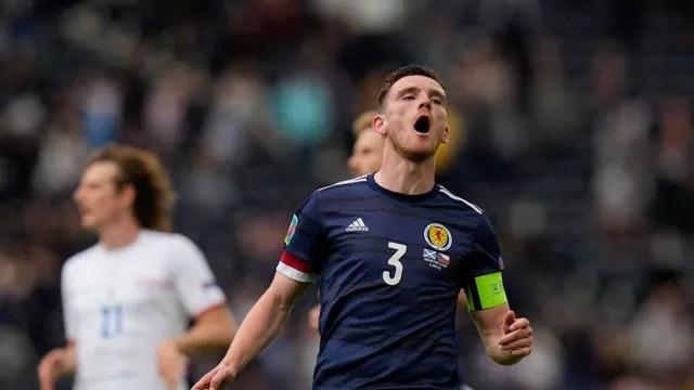 Robertson lamenta gol sofrido pela Escócia diante da República Tcheca