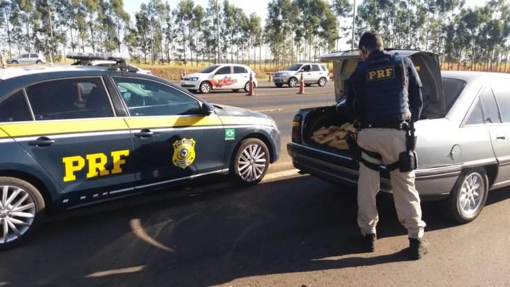 Veículo foi abordado na BR-153, em José Bonifácio (SP), e drogas escondidas no porta-malas foram apreendidas (Foto: Polícia Rodoviária Federal/Divulgação)