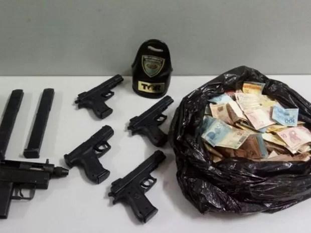 Polícia apreendeu armas e dinheiro com suspeitos (Foto: Divulgação/Polícia Rodoviária Estadual)
