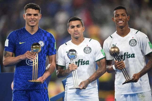 Thiago Silva, Dudu e Danilo na premiação do Mundial — Foto: Michael Regan - FIFA/FIFA via Getty Images