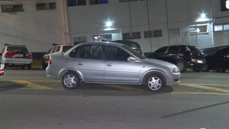 Carro abandonado por ladrões durante fuga após assalto a joalheria no ABC — Foto: Reprodução TV Globo