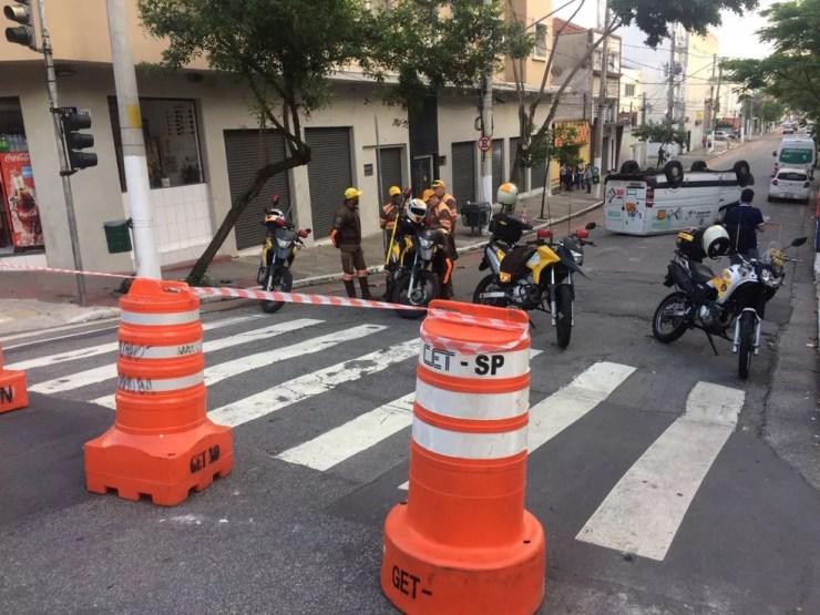 A rua foi totalmente bloqueada para a realização de perícia, segundo a CET — Foto: Abraão Cruz/TV Globo