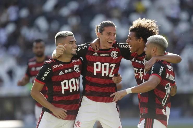 Filipe Luís é celebrado pelos companheiros após fazer o primeiro gol do Flamengo — Foto: Gilvan de Souza/Flamengo
