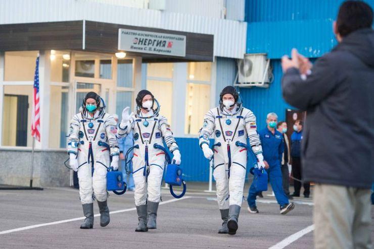 Os membros da tripulação da Estação Espacial Internacional (ISS) caminham para partir para a plataforma de lançamento no Cosmódromo de Baikonur