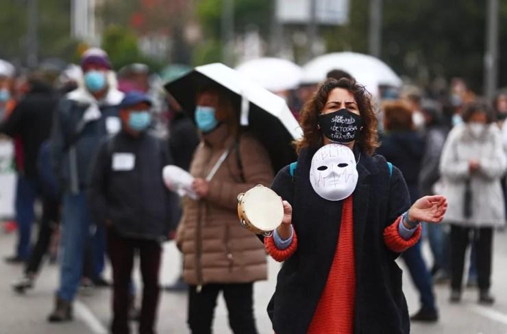 Manifestantes marcham em apoio aos serviços de saúde pública em meio à pandemia da Covid-19 em Madrid , Espanha, no dia 29 de novembro — Foto: Javier Barbancho/Reuters