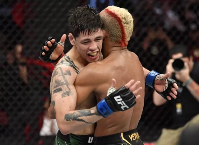 Deiveson Figueiredo cumprimenta Brandon Moreno após a vitória do mexicano no UFC 263 — Foto: Getty Images
