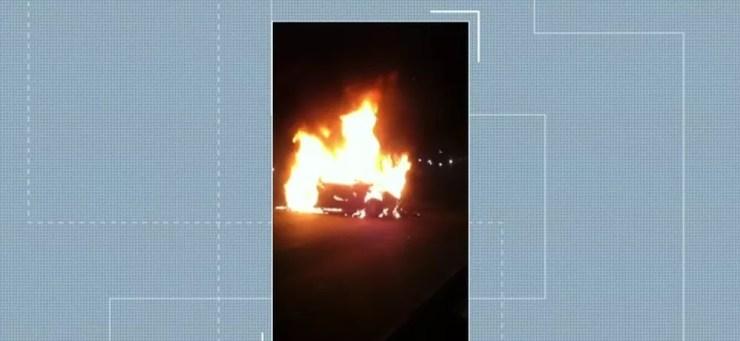 Veículo ficou em chamas após batida na Avenida dos Bandeirantes, em SP (Foto: Reprodução/TVGlobo)