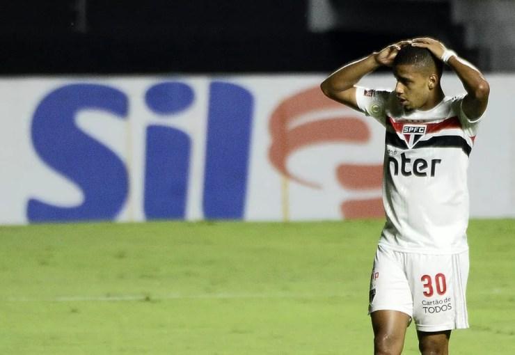 Brenner lamenta durante jogo do São Paulo: atacante está em jejum — Foto: Marcos Ribolli