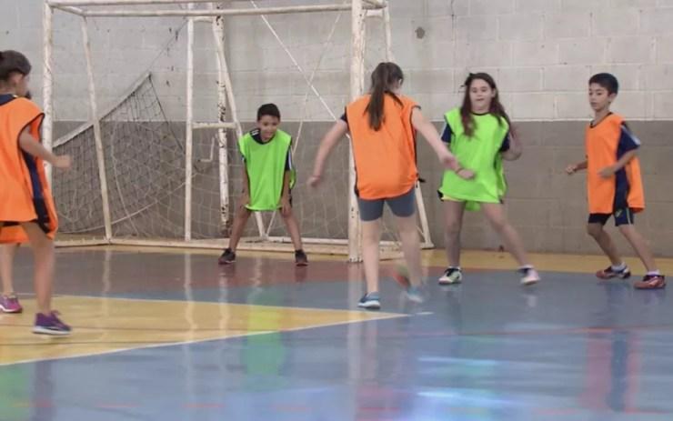 Time de futebol é composto por meninos e meninas na única escola selecionada pela Onu para participar de documentário (Foto: Reprodução/TV TEM)
