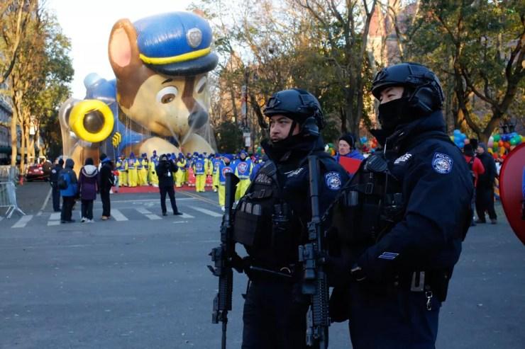 Polícia patrulha entorno do desfile do Dia de Ações de Graças nesta quinta-feira (22) em Nova York — Foto: Eduardo Munoz Alvarez/AP Photo