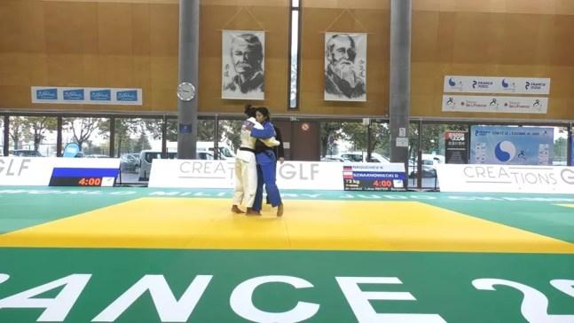 Rafaela Silva (branco) e Jéssica Couto se cumprimentam após a final da categoria até 57kg — Foto: Reprodução / Youtube CS Plus Event