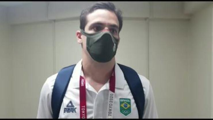 Guilherme Gatofo, médico da CBJ, explica a lesão de Suelen ao repórter Guilherme Costa