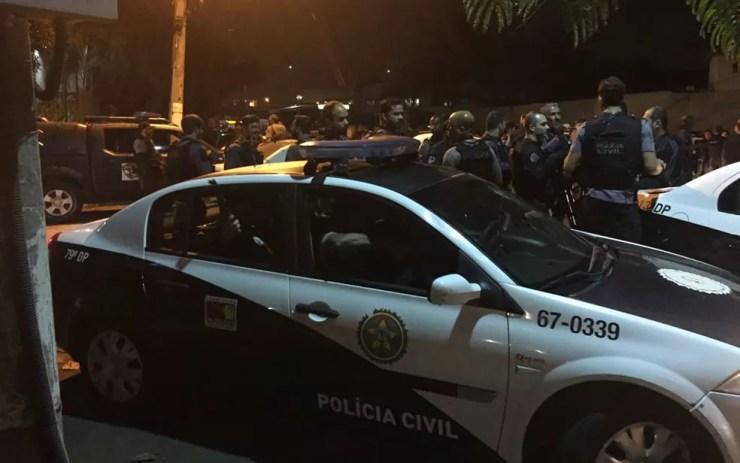 Agentes da Polícia Civil se concentraram na Divisão de Homicídios de Niterói na madrugada desta quarta (16) (Foto: Cristina Boeckel / G1)