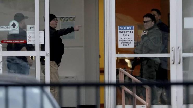 Agentes policiais trabalham na entrada no Mercy Hospital, em Chicago, após tiroteio — Foto: Zbigniew Bzdak/Chicago Tribune via AP