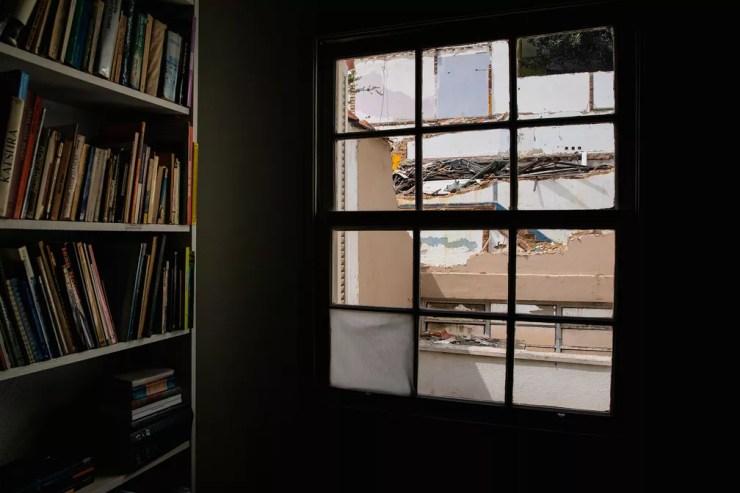 Vista do escritório da arquiteta Anne Marie após as demolições das casas vizinhas na escadaria da Rua Alves Guimarães, em Pinheiros — Foto: Marcelo Brandt/g1