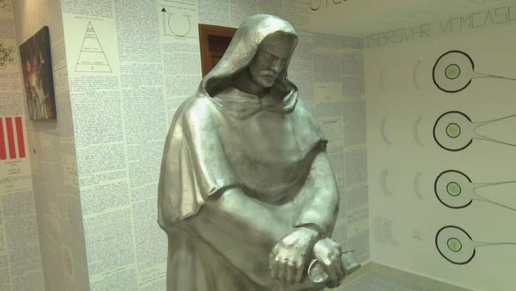 Estátua do filósofo e teólogo Giordano Bruno está no quarto de Bruno (Foto: Reprodução/Rede Amazônica Acre)