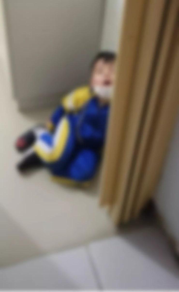 Foto mostra criança dormindo no chão da Colmeia Mágica — Foto: Reprodução/ Redes sociais. 