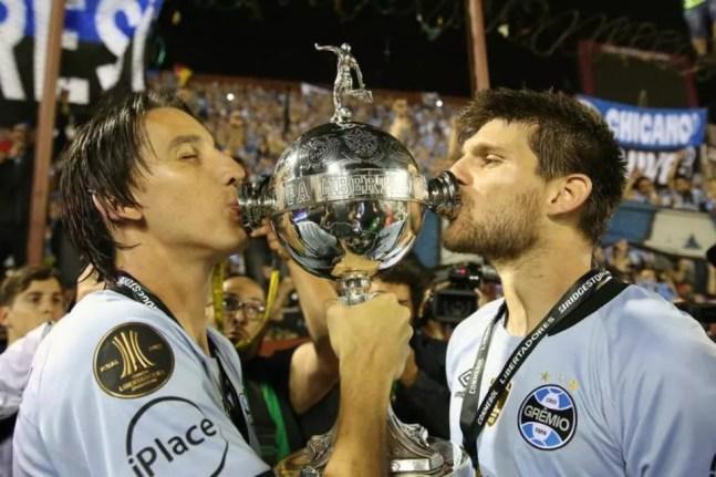 Kannemann com Geromel em uma foto que virou tradição nos títulos do Grêmio — Foto: Lucas Uebel/Grêmio