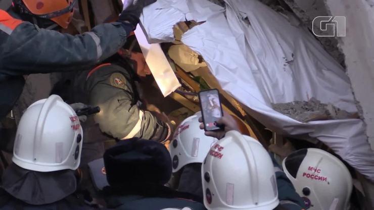 Bebê é resgatado com vida após edifício desabar na Rússia