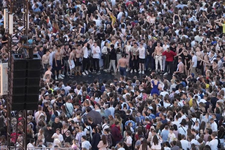 Apesar da pandemia do novo coronavírus, graduados sem máscaras se reúnem na Praça do Palácio em São Petersburgo, na Rússia, para as festas de formatura do Scarlet Sails em 25 de junho de 2021 — Foto: Dmitri Lovetsky/AP