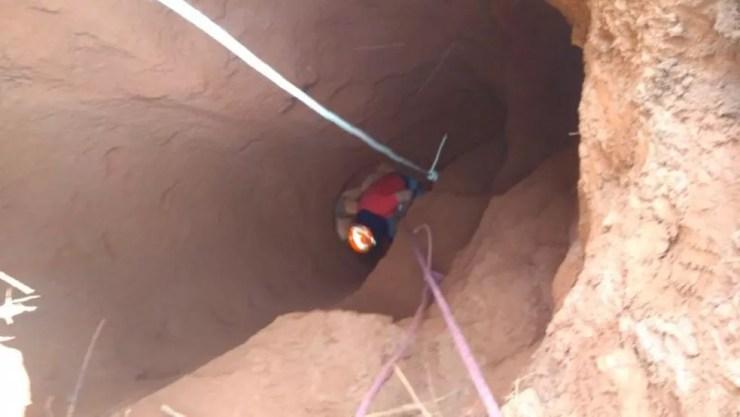 Bombeiros resgatam o idoso caído dentro do poço (Foto: Divulgação/Corpo de Bombeiros)