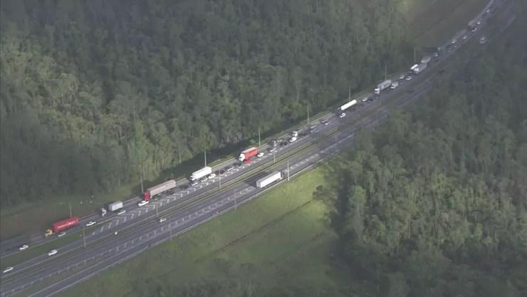 Foram registrados 3 km de congestionamento, no sentido capital, segundo SPMar — Foto: TV Globo/Reprodução