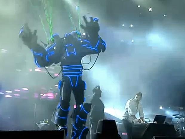 Gusttavo Lima ataca de DJ na Arena de Barretos, SP, ao lado de robô com laser e pirotecnia (Foto: Reprodução)