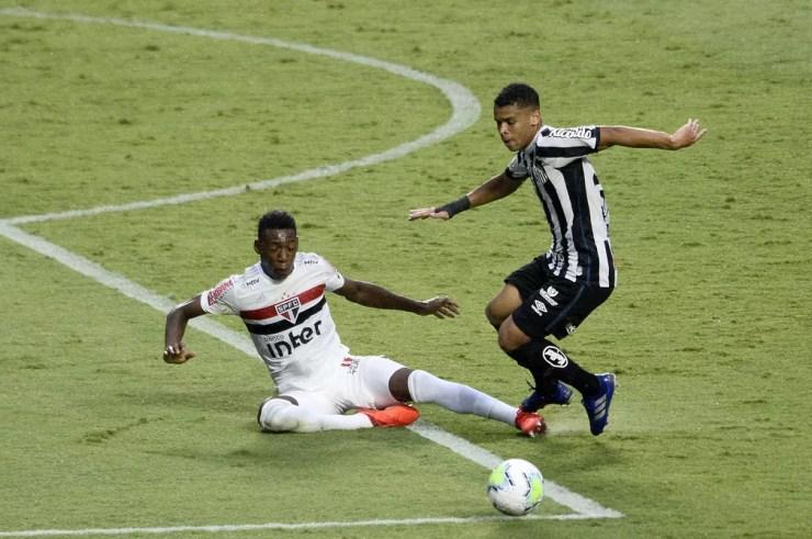 Léo em partida contra o Santos — Foto: Marcos Ribolli