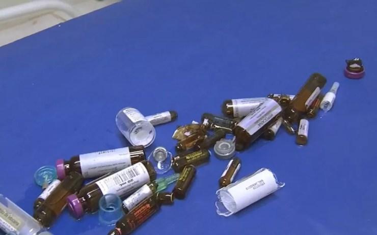 Medicamentos foram quebrados no ataque (Foto: Reprodução/TV TEM)
