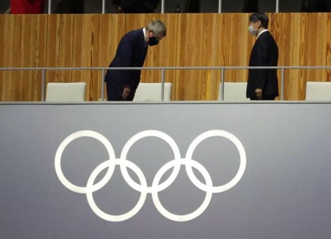 Thomas Bach, presidente do Comitê Olímpico Internacional, cumprimenta o imperador do Japão, Naruhito — Foto: REUTERS/Hannah Mckay