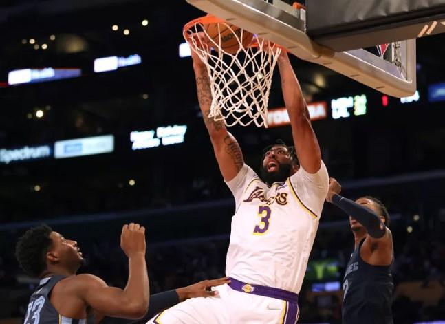 Anthony Davis em ação: Lakers conquistaram primeira vitória na temporada — Foto: Getty Images