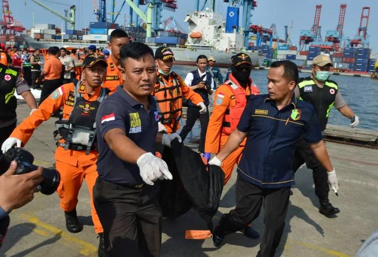 Equipe de resgate carrega corpo resgatado no mar após queda de avião com 189 pessoas a bordo na Indonésia, em imagem de arquivo — Foto: Stringer/Reuters