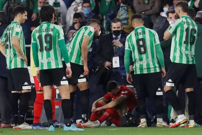O meia Jordán recebendo atendimento dos médicos do Sevilla — Foto: EFE