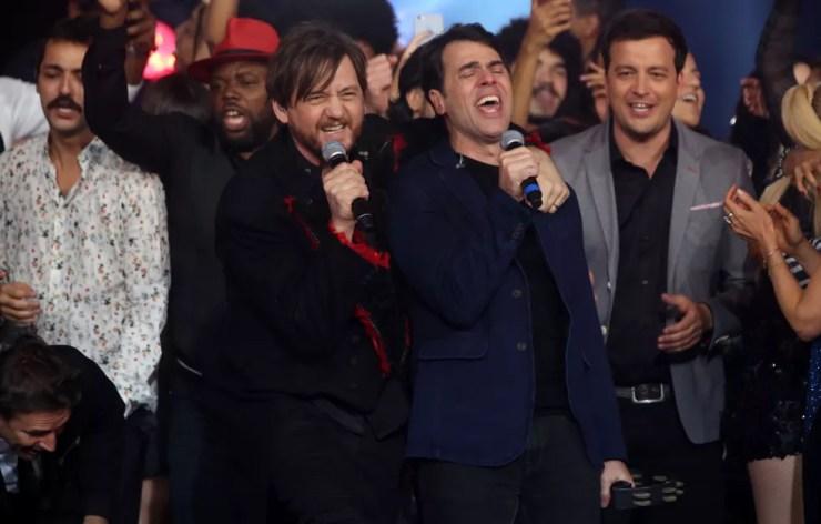 André Frateschi e Claudio Lins se emocionam no palco do 'PopStar' (Foto: TV Globo)