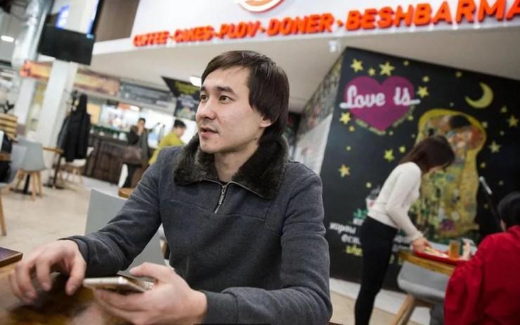Asset Kaipiyev, dono do Sa'biz, terá que mudar a ortografia de seu restaurante (Foto: BBC/Taylor Weidman)