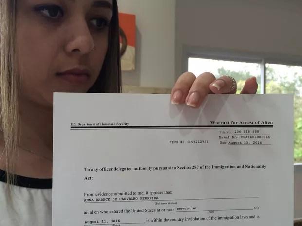 Anna Stéfane Radeck mostra cópia de documento sobre sua detenção em Chicago (Foto: Paulo Toledo Piza/G1)