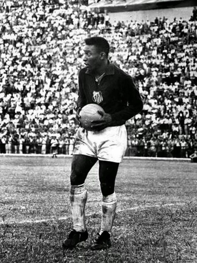 Pelé atuou como goleiro na vitória do Santos sobre o Comercial — Foto: Reprodução